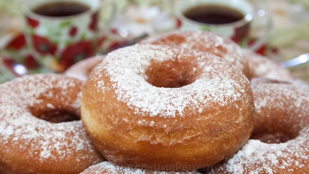 Пончики на сухих дрожжах. Вкусные пончики на дрожжах. Пончики на молоке и дрожжах пышные. Дрожжевые пончики с начинкой на молоке. Пончики с сахарной пудрой на сковороде пышные дрожжевые с молоком.