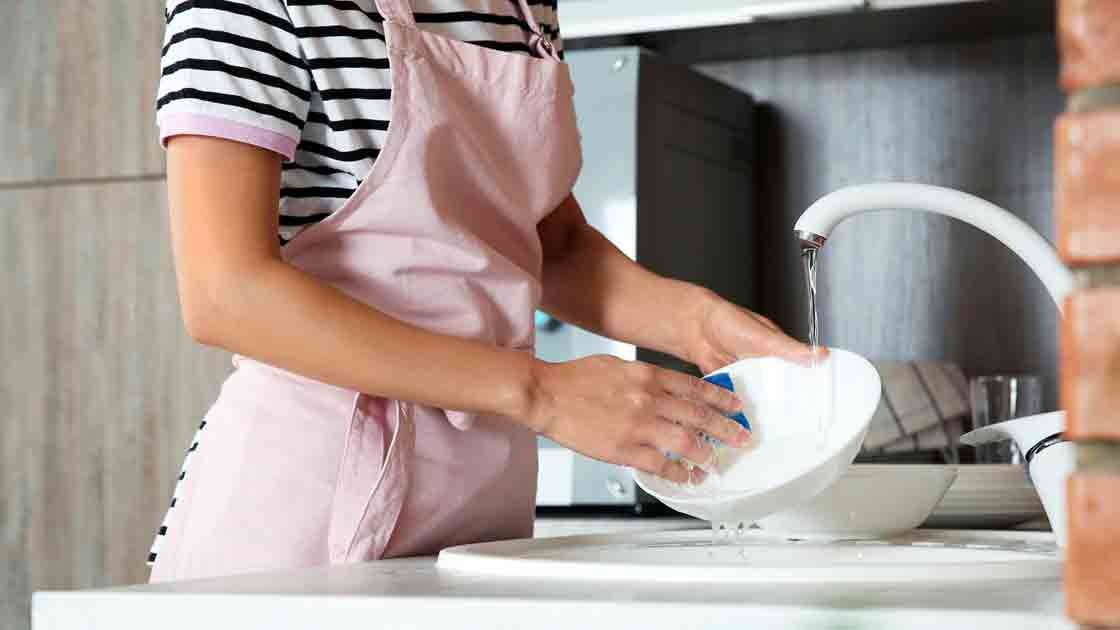 Vacuum the dishes. Женщина моющая посуду. Женщина моет посуду. Женщина с посудой. Красивая девушка моет посуду.