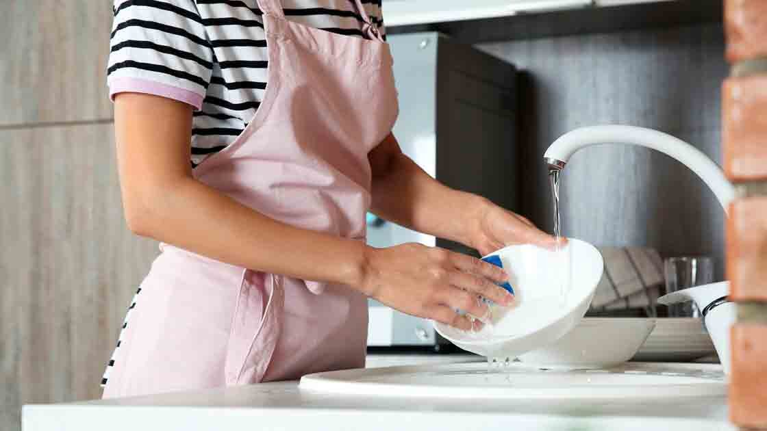 Bob to like to wash the dishes. Женщина моющая посуду. Женщина моет посуду. Женщина с посудой. Красивая девушка моет посуду.