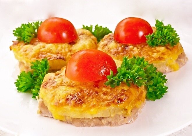 Свинина с ананасом под сырной шапочкой.