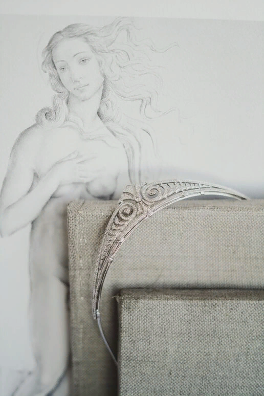 Реплика выполнена по мотивам бриллиантовой диадемы проданной на аукционе Sotheby's в Гонконге в 2013 году