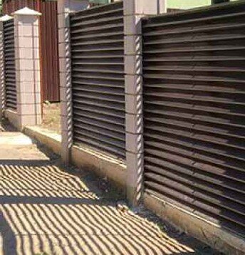 С виду закрытый забор полностью продуваем и просматривается изнутри