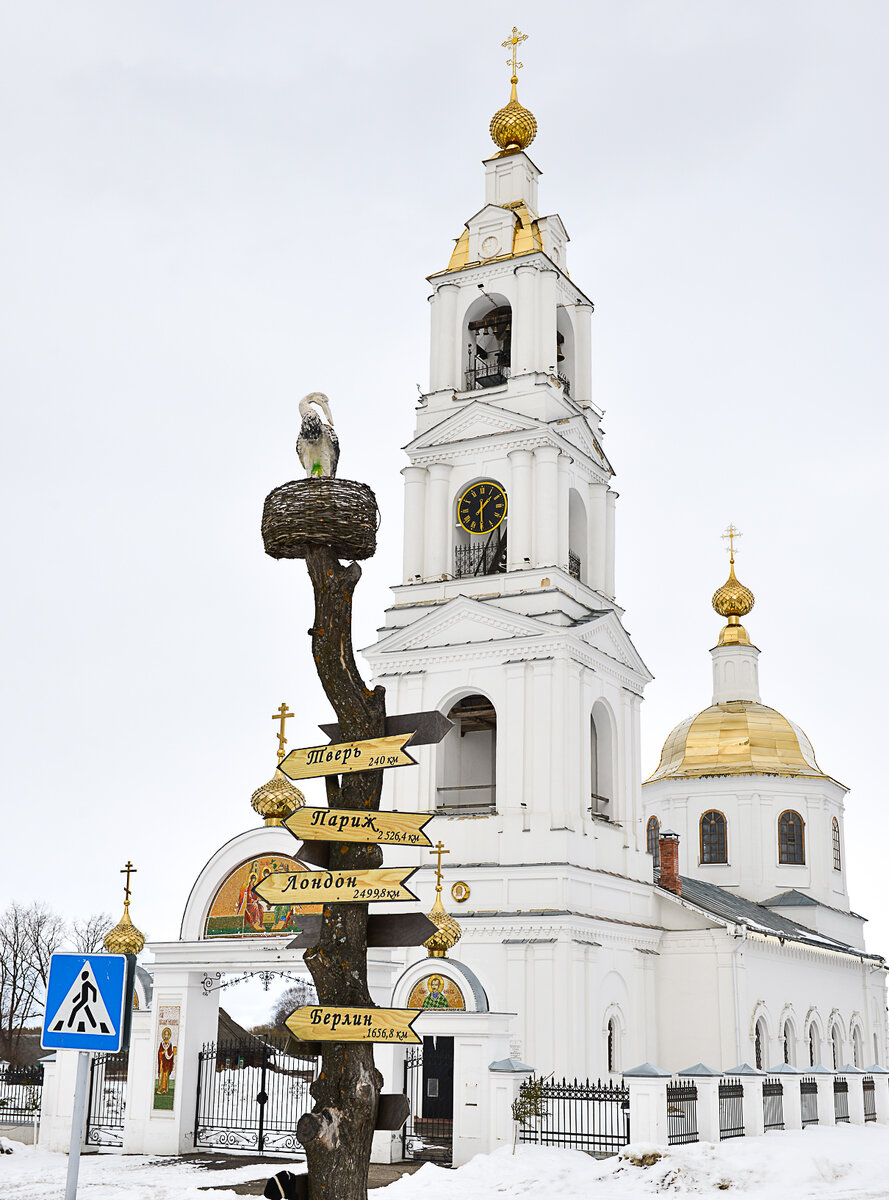 Историческое село Прозорово Брейтовского района чудом не попало в зону затопления. В центре села прекрасно отреставрированная Троицкая церковь, построенная на деньги Алексея Ивановича Мусина-Пушкина