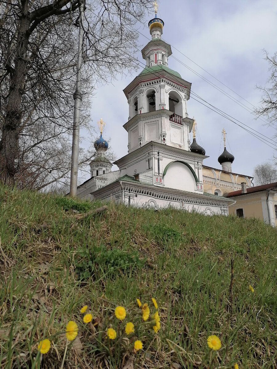 Храм Дмитрия Прилуцкого на набережной в Вологде.