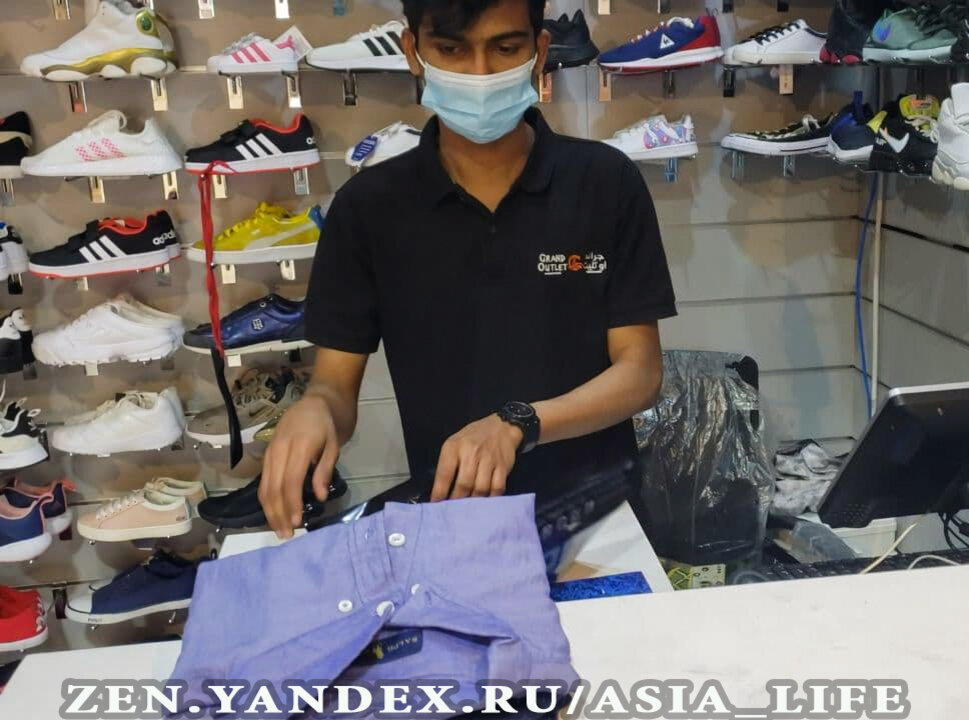 Продавец в центре распродаж в Дубае