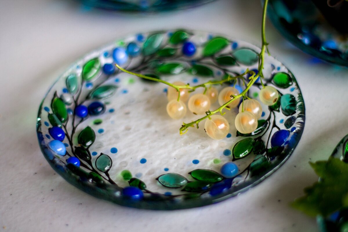 Наши самые популярные изделия - лимонницы - небольшие тарелочки из витражного стекла ручной работы для чайных пакетиков, лимона, сладостей.