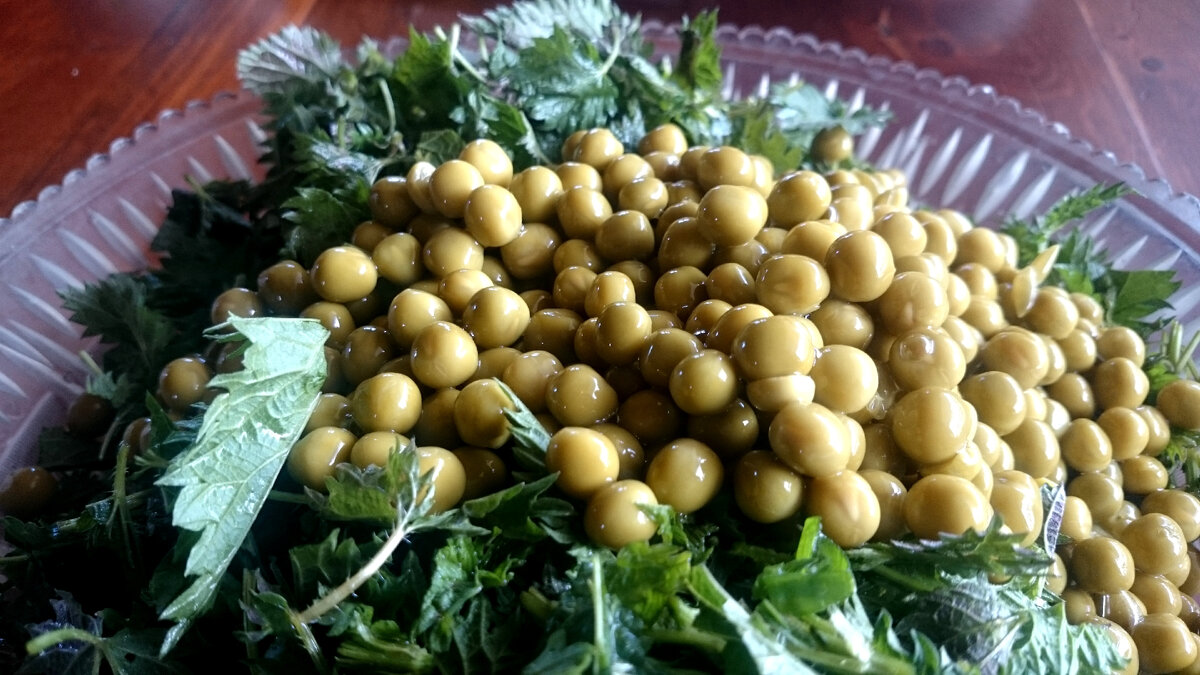 Вариант салата: с консервированным горошком.