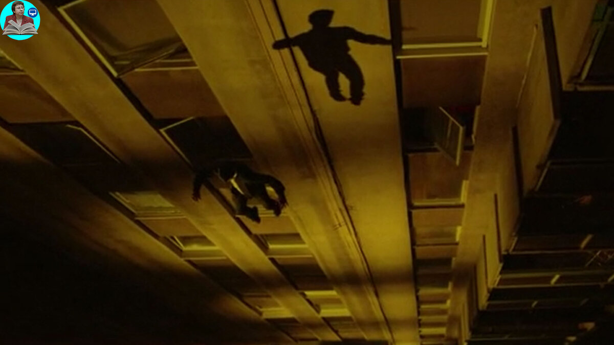 Кадр из фильма "Спутник Юпитера". Герой спускается ночью по воздуху из окна квартиры, а тень скользит по стене небоскреба.
