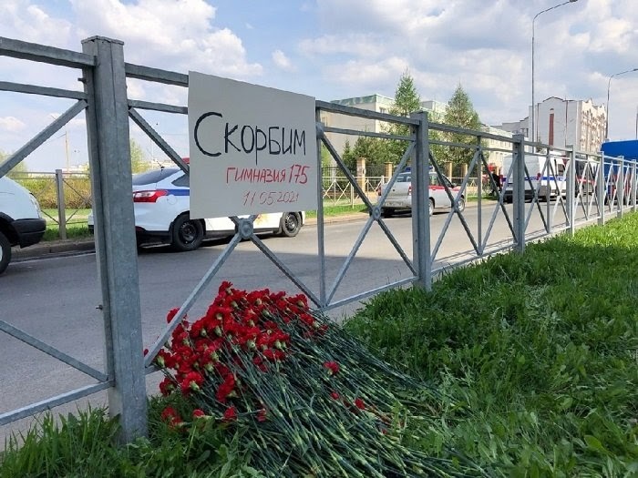 Импровизированный мемориал у казанской школы, в которой произошла трагедия. Источник: ТГ-канал Baza