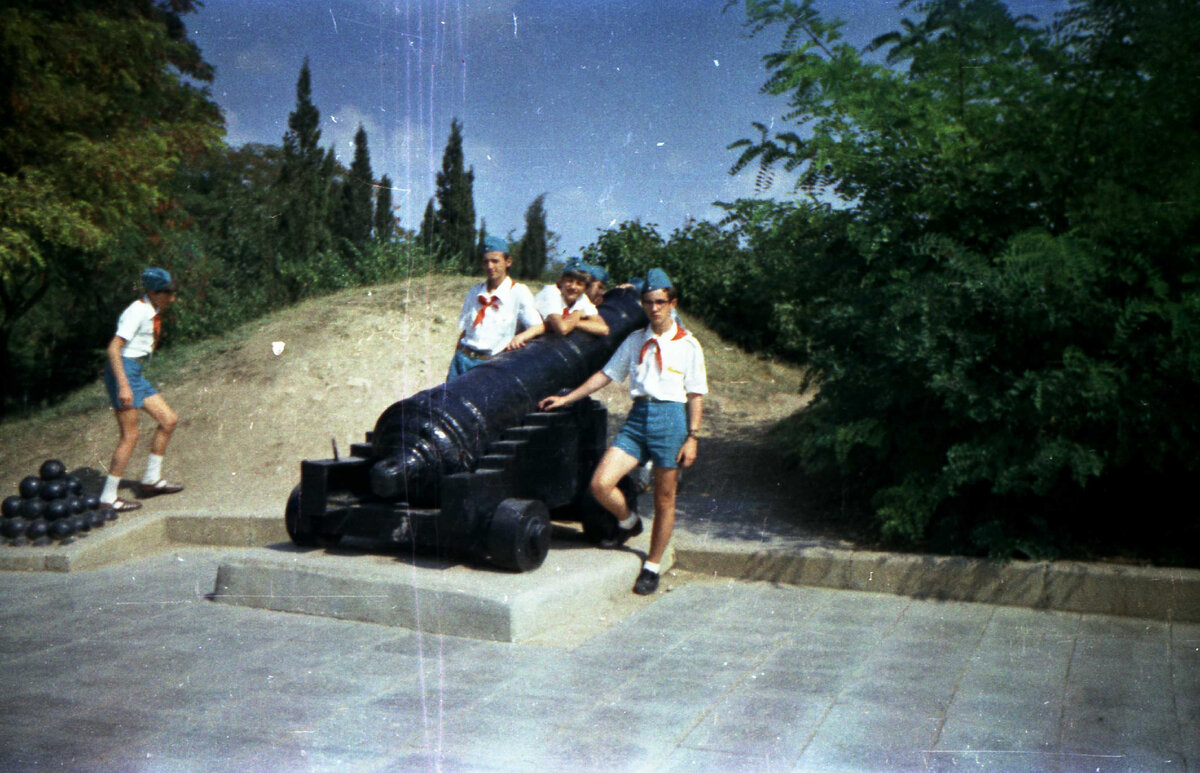 Автор у пушки. Севастополь. 9 класс. Скан с цветного негатива