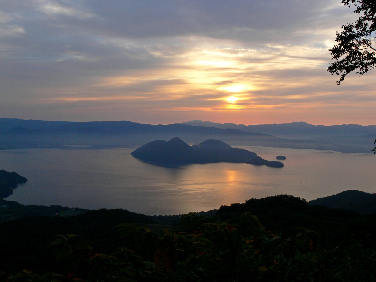 Остров на середине озера. Тоя, Хоккайдо.