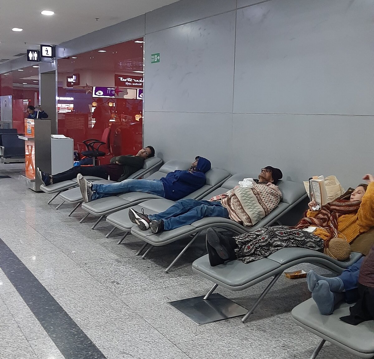 В аэропорту Дели. В зале ожидания. Январь 2020.