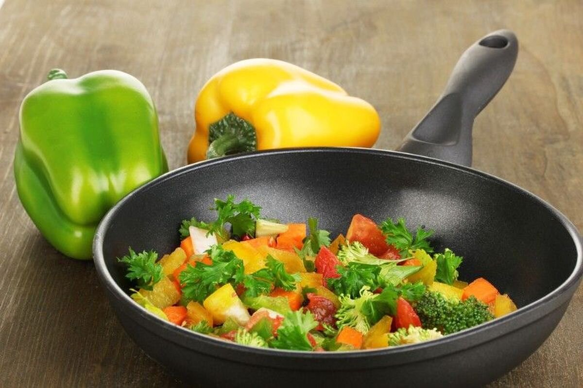 Овощи на сковороде простой рецепт. Овощи на сковородке. Овощи жареные на сковородке. Сковорода с сезонными овощами. Тушеные овощи крупно нарезанные на сковороде.