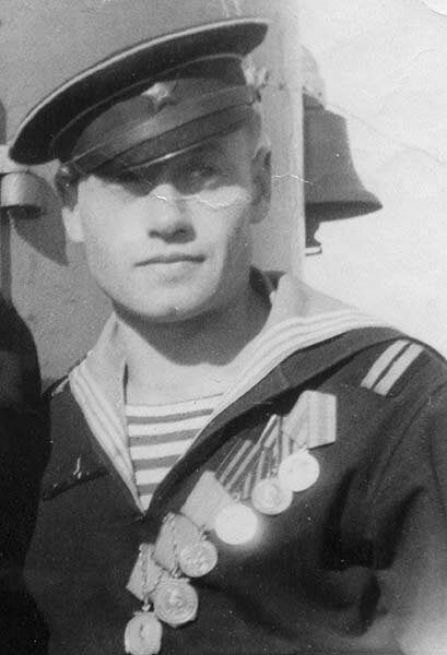 Старшина второй статьи Евгений Кутышев - кавалер двух медалей Ушакова. Снимок выполнен в 1949 году. 