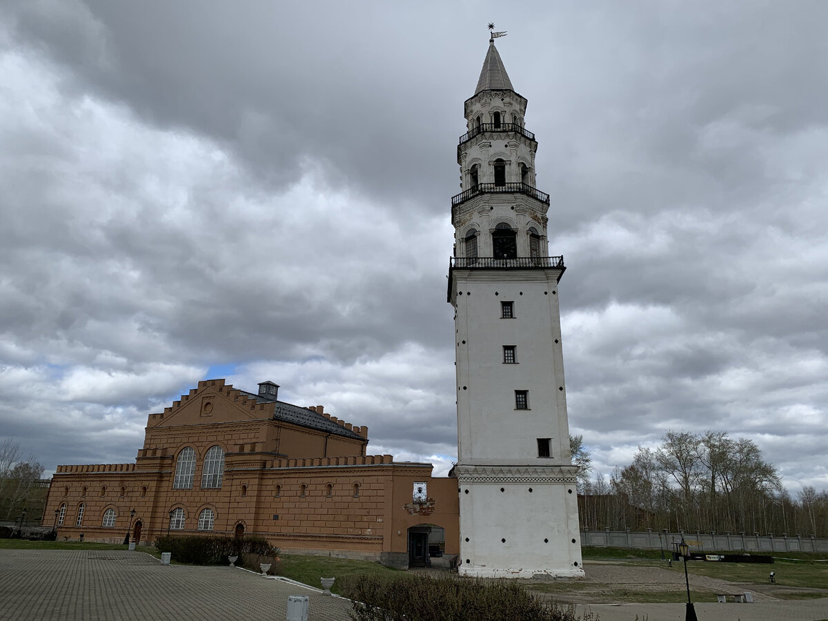 Общий вид на Невьянскую башню, ворота и здание музея (красное). Здесь и далее все фото в статье сделаны лично автором
