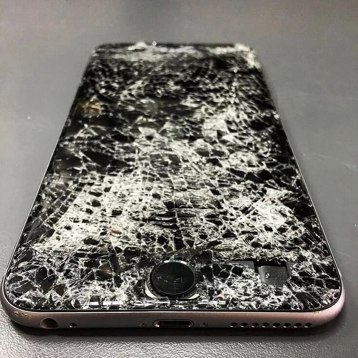 Разбитый iPhone 6, сильно досталось ветерану цифровой индустрии