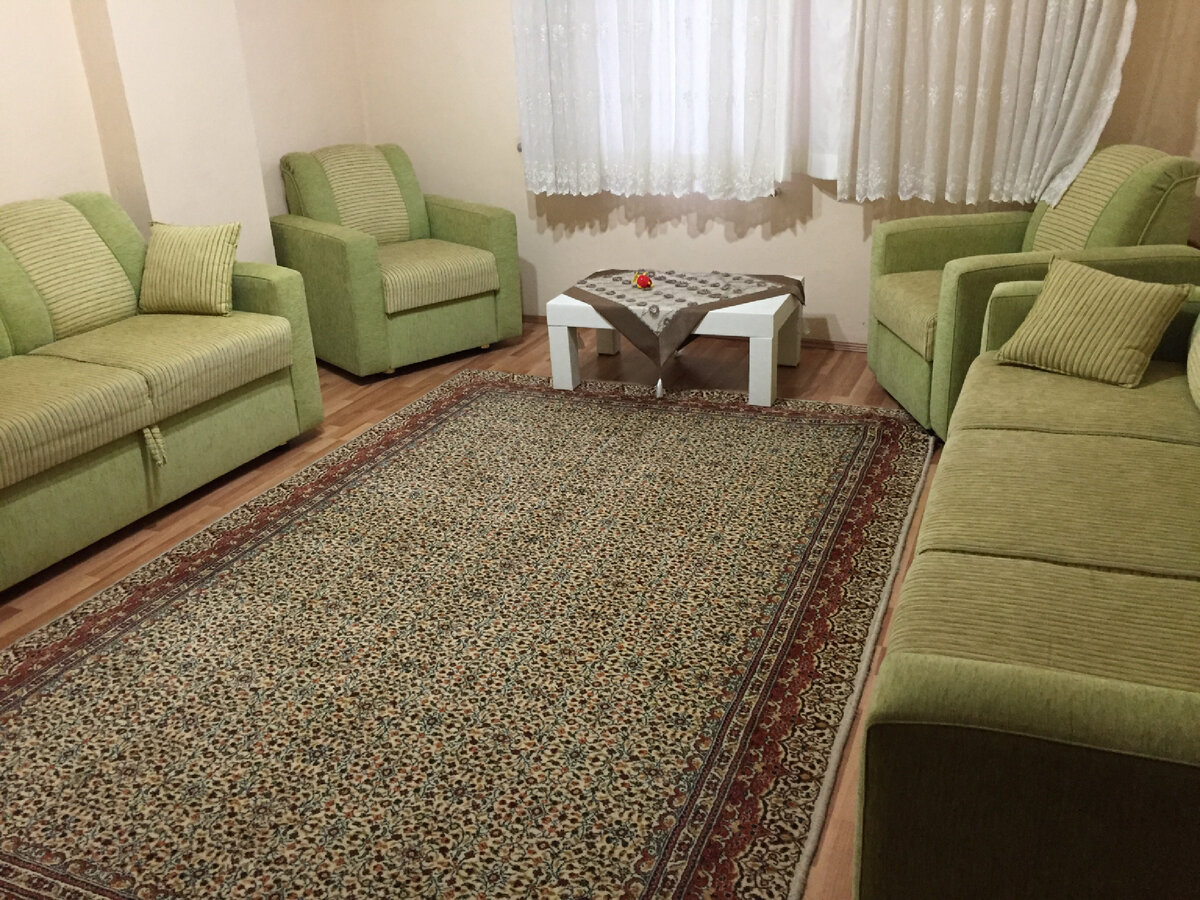 Ковёр, диваны и столик - а чего ещё нужно чтобы развалиться с чашкой чая?