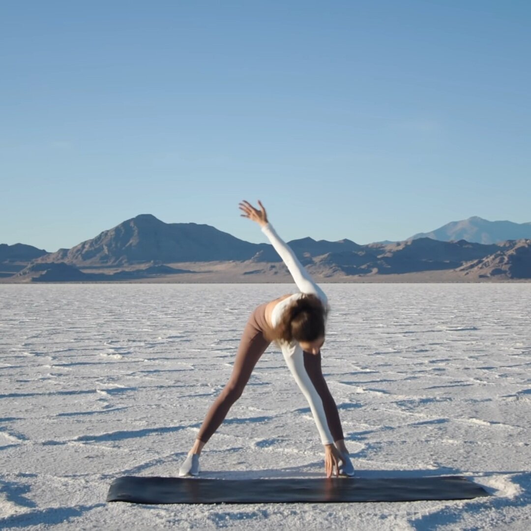 Оставаясь в том же положении тянемся то правой то левой рукой к противоположной ножке.