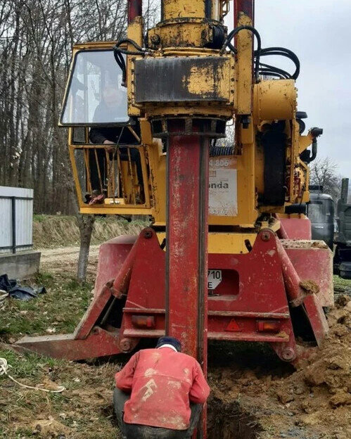 Поначалу кажется, что бурят скважину. Но...