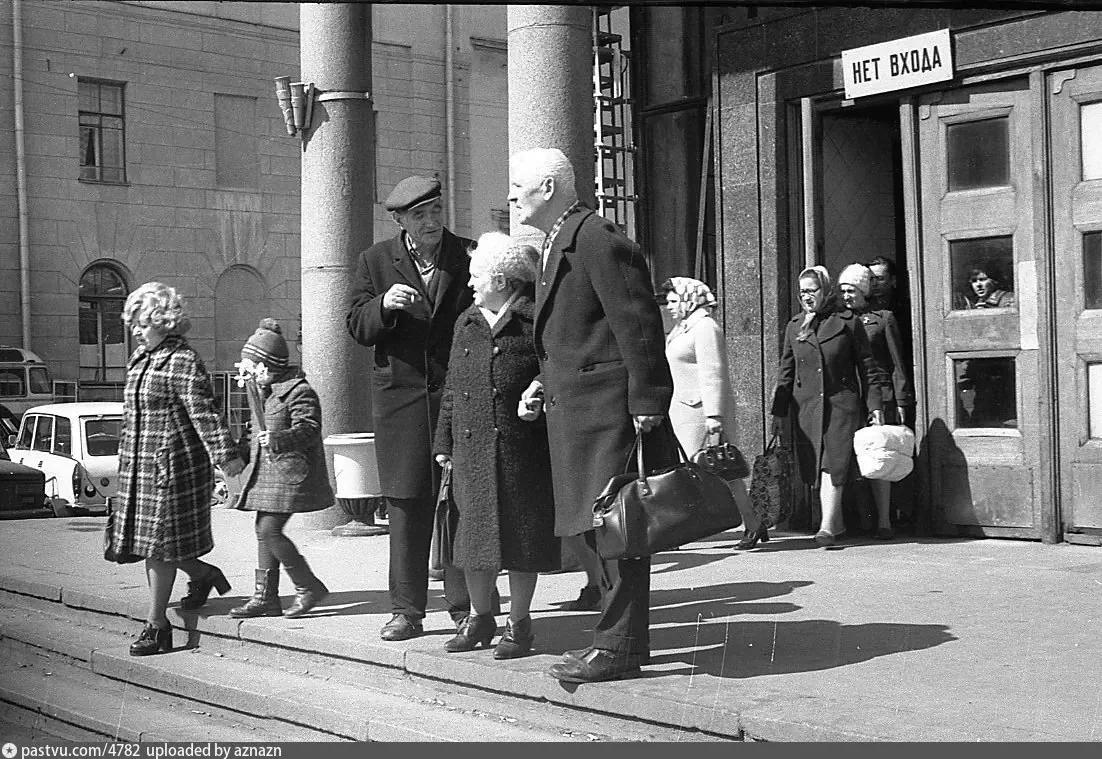 У выхода станции метро «Кировская» ("Чистые пруды"), 1978 г. Автор Н. Милютина.