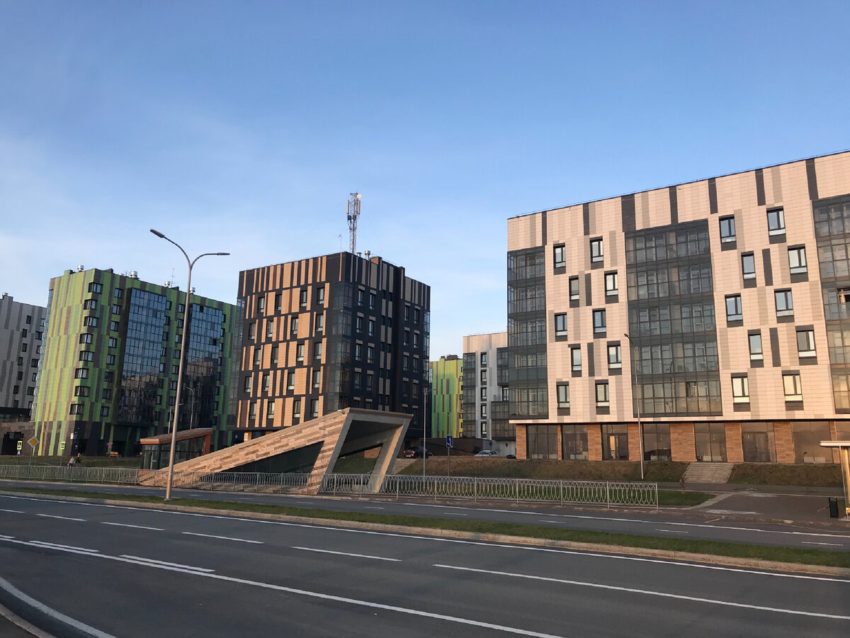 Вечер праздничного дня, примерно 19 часов. Нет ни машин, ни прохожих . Думаю, тут и в более веселое время не особо многолюдно (фото автора)