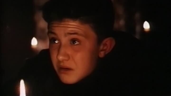 Женя - молодой человек, который живет по принципу: "хочешь жить - умей вертеться".