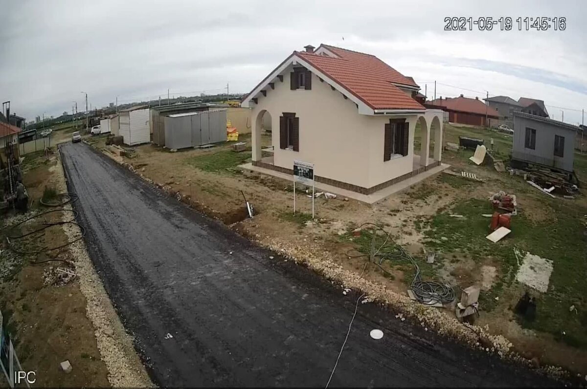 Первые дома будут сданы в эксплуатацию в начале июня 2021 году.  К этому времени будут полностью готовы дороги