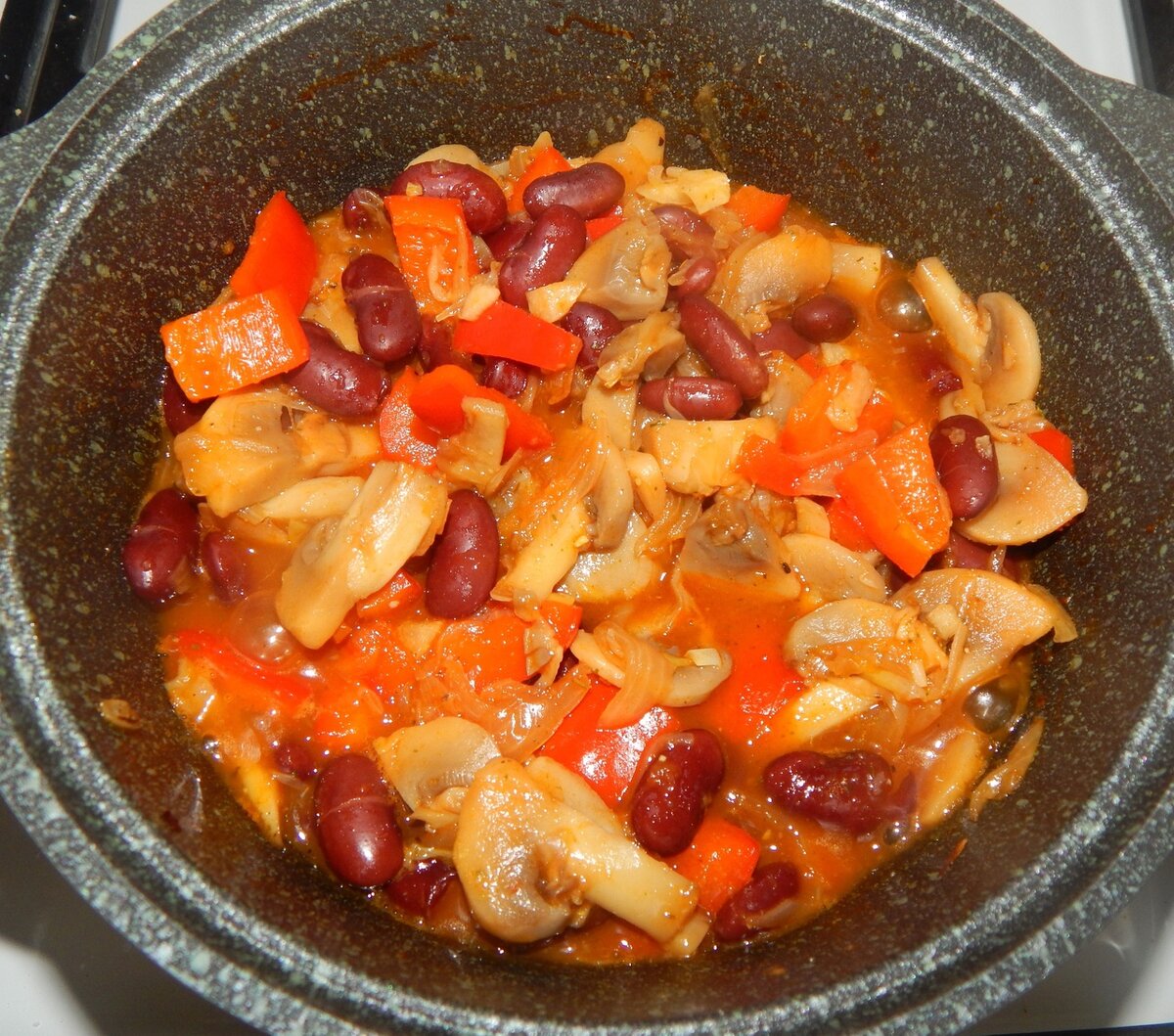 салат с фасолью и грибами маринованными. красная фасоль с грибами. греческая закуска с фасолью на зиму. салат фасоль. салат с шампиньонами и фасолью.