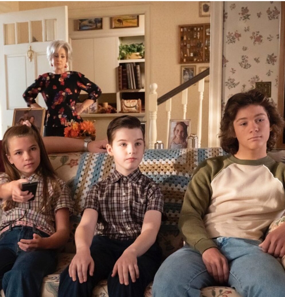 Кадр из сериала, Мисси, Шелдон и Джорджи