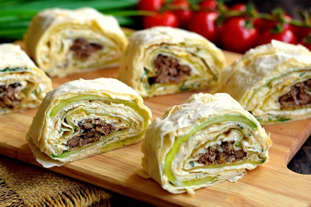 рулетики из лаваша со шпротами. рулетики со шпротами в лаваше. рулет из лаваша со шпротами. лаваш со шпротами. рулет со шпротами в лаваше.