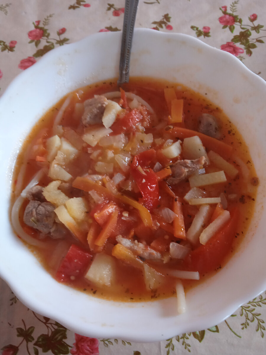 При подаче в тарелку выкладываю сначало спагетти🍝 далее заливаю полученным бульоном, получается ммм... Пальчики оближешь