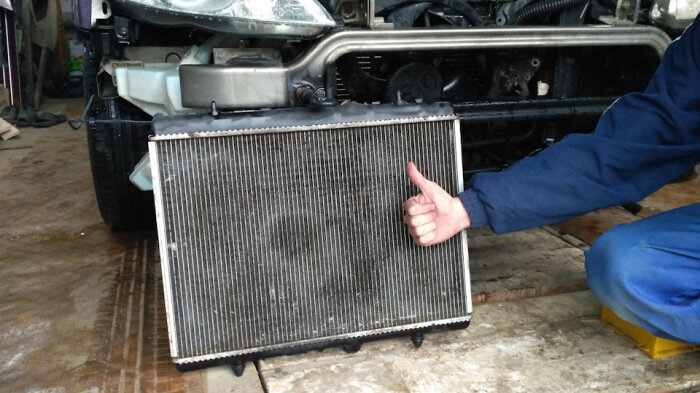 Лучше всего радиатор конечно снять. |Фото: drive2.ru.