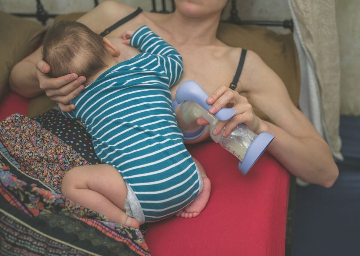 Бывают ситуации, когда кормящей маме необходимо отлучиться из дома, оставив малыша с кем-то из родных. Как правильно организовать свой уход – об этом в нашей статье.