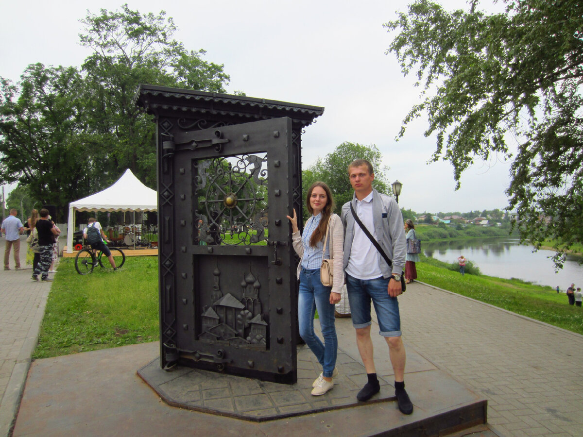 2017 г, с будущим мужем. Памятник "Дверь в..."