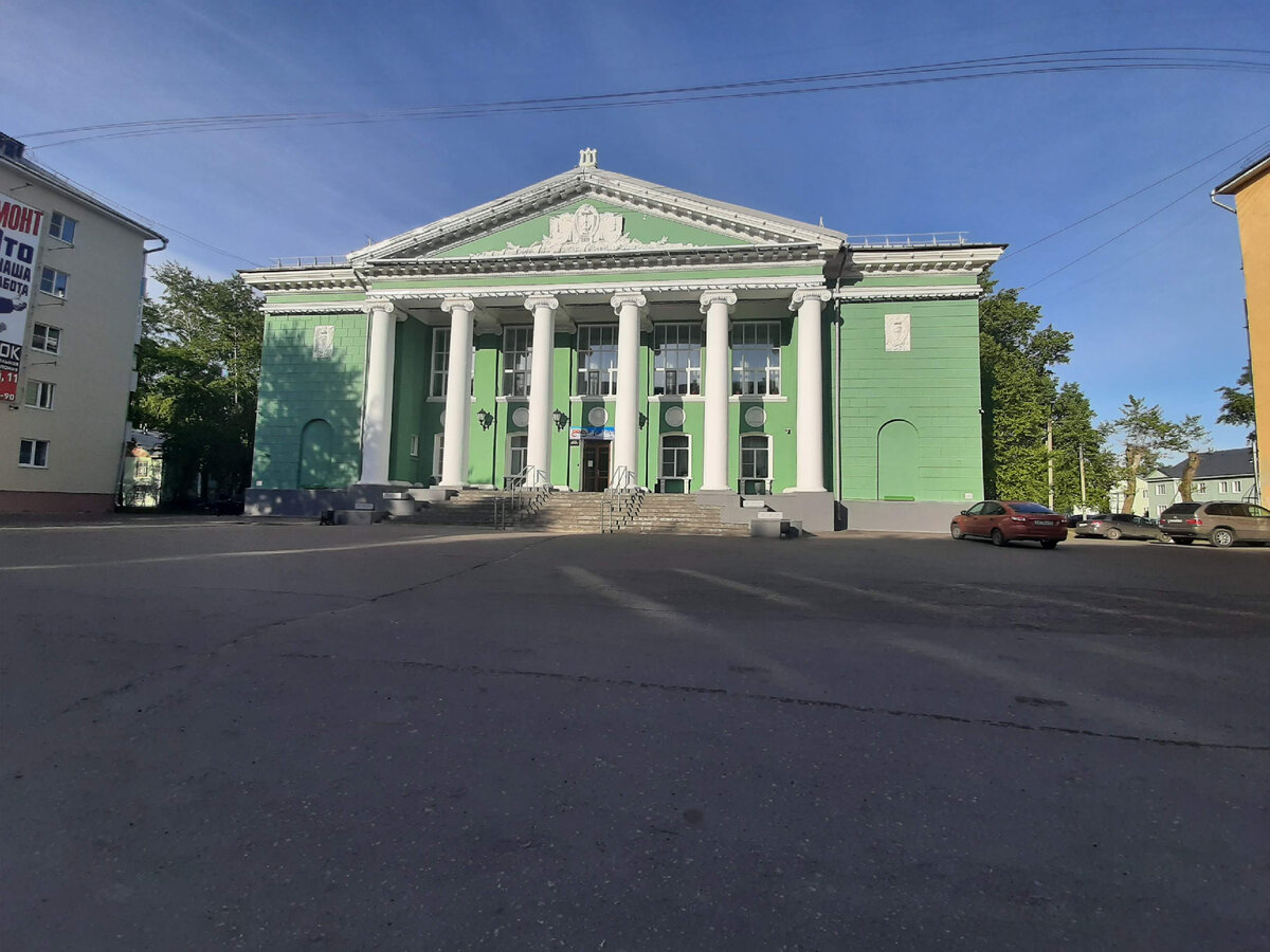 Здание в г. Северодвинск. Вертикальные стены у здания совсем не вертикальные😊