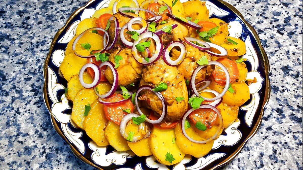 Товук ковурма - жаркое с курицей. Простое и очень вкусное блюдо. 
Ингредиенты:
курица (голень) - 800 гр.
картофель - 500 гр.
морковь - 1 шт.
лук - 2 шт.
помидор - 4 шт.
чеснок - 2 зубка
топленое масло - 3 ст.л. или растительное - 80 мл.
Специи по вкусу:
соль
сахар
черный перец
паприка
куркума
молотые: кумин, кориандр, барбарис

Куриную голень посолить и поперчить. Овощи нарезать, картофель посолить.
1.В казане разогреть топленое масло. Обжарить в нем лук до золотистого цвета.
2.Добавить мясо, слегка обжарить.
3.Затем специи мелко нарезанный чеснок, обжарить 1 минуту.
4.Очищенные помидоры, обжаривать 1-2 минуты.
5.Налить воду так, чтобы она слегка прикрывала мясо. Немного посолить, т.к. при готовке картофеля жидкость будет выпариваться. Тушить на среднем огне 30 минут.
6.Выложить морковь и сверху картофель. Закрыть крышкой и довести до полной готовности на маленьком огне.