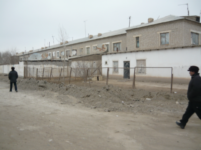 Фото из семейного архива, сделано в 2010 году. Дом, в котором нам предоставили квартиру, вид с дороги. На то время вполне прилично выглядел, не было этих пристроек и ограждений.