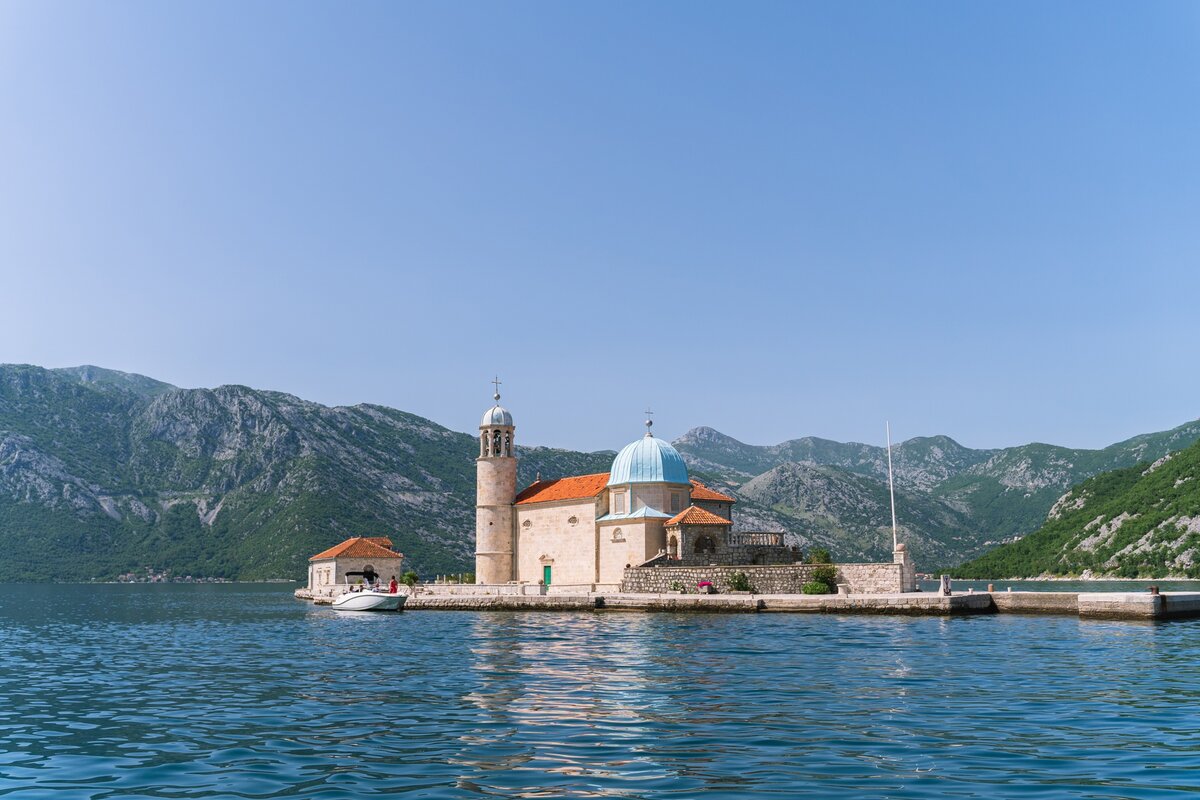 Название острова «Госпа-од-Шкрпьела» означает «Мадонна на Рифе» или «Божья Матерь на Скале» 