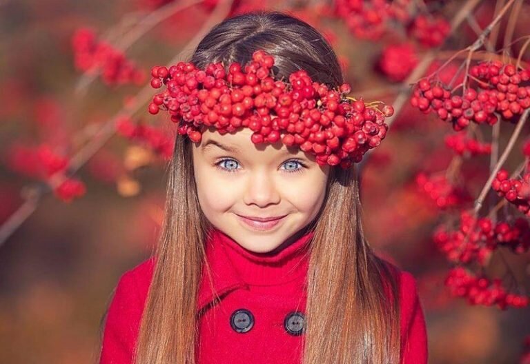 Анастасия павловна князева маленькая. Анна евгеньевна князева мать анастасии князевой. 9 мая дети с сиренью. Фотосессия в цветах. Девочка с цветами.