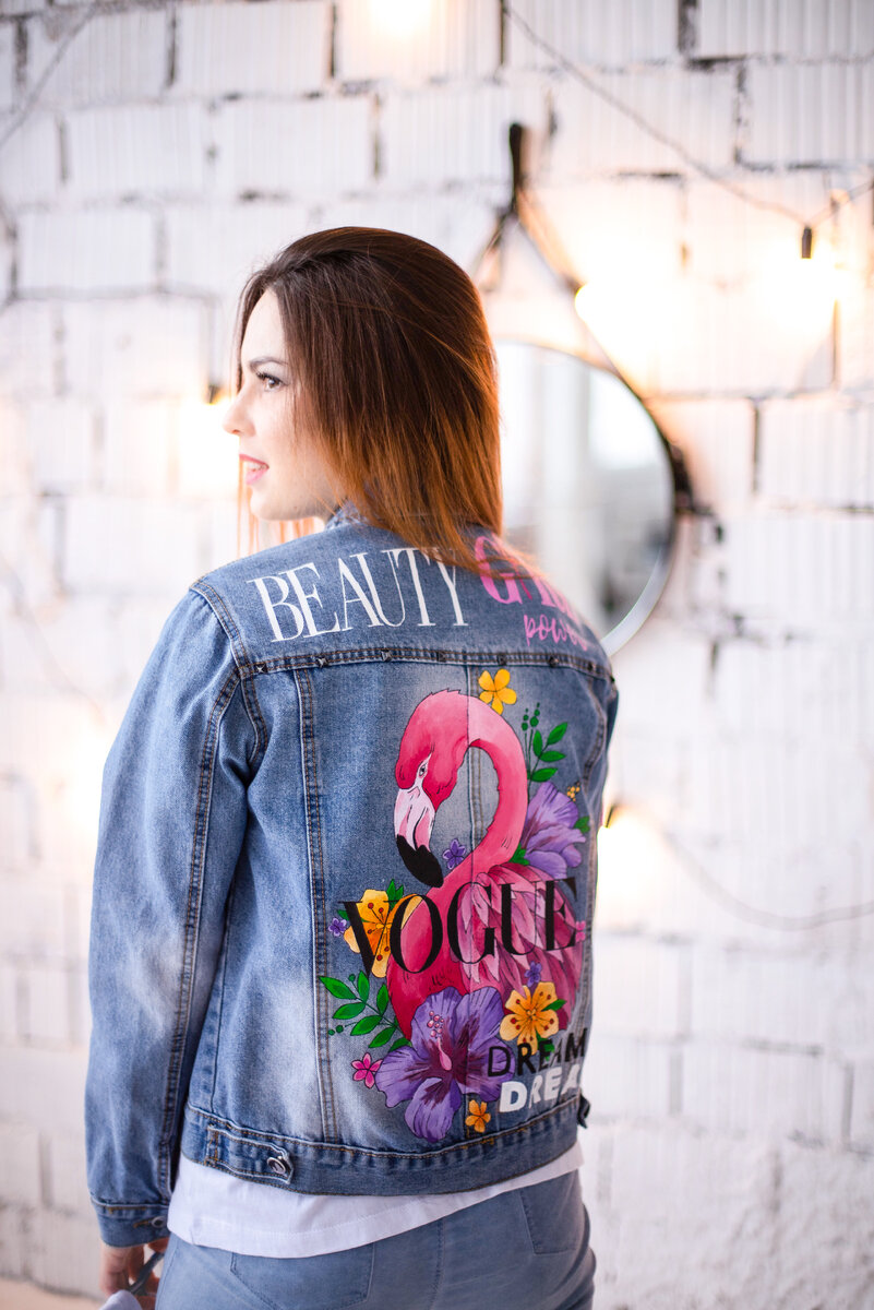 Джинсовка с ручной росписью, ценность 4 500 рублей. 