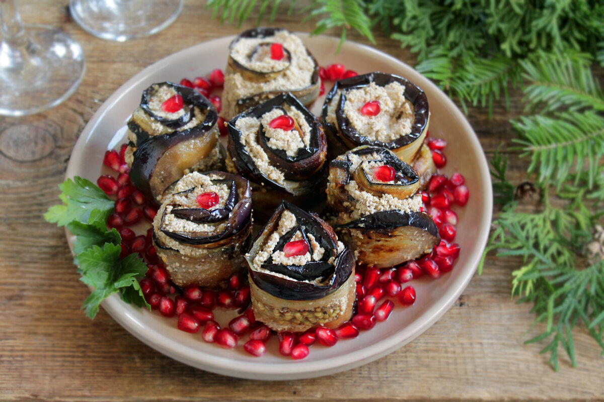 Иллюстрация к публикации. Рулетики из баклажанов с грецкими орехами по грузински.