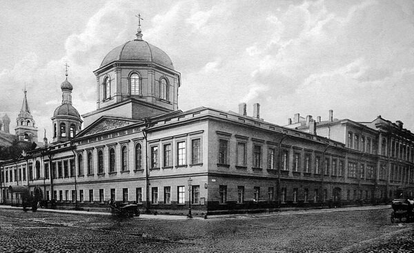 Здание Первой Санкт-Петербургской классической гимназии с церковью во имя Преображения Господня (фотография из фонда музея 321-ой школы Санкт-Петербурга, источник: Википедия).