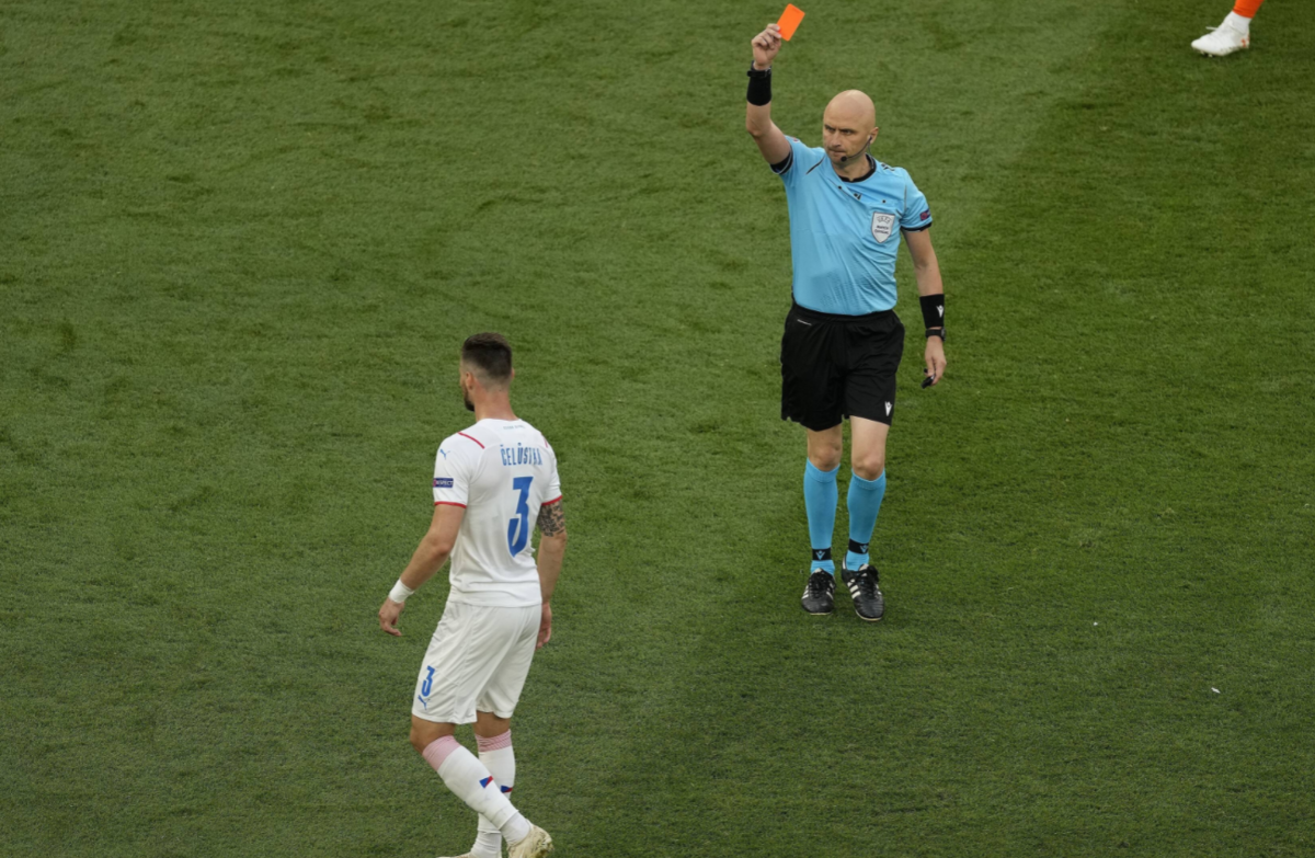 Красная карточка от Карасёва