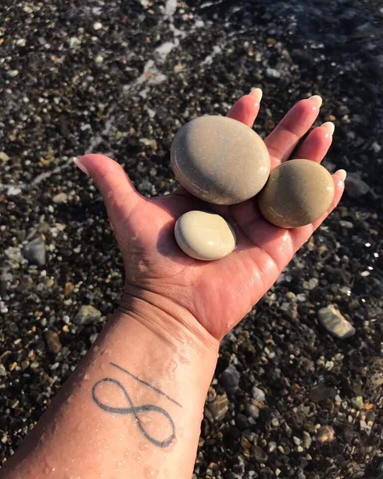 И идеальную гладкость гальки, отшлифованную морем