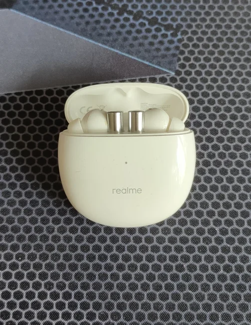 Наушники Realme Buds Air 2 белого цвета.