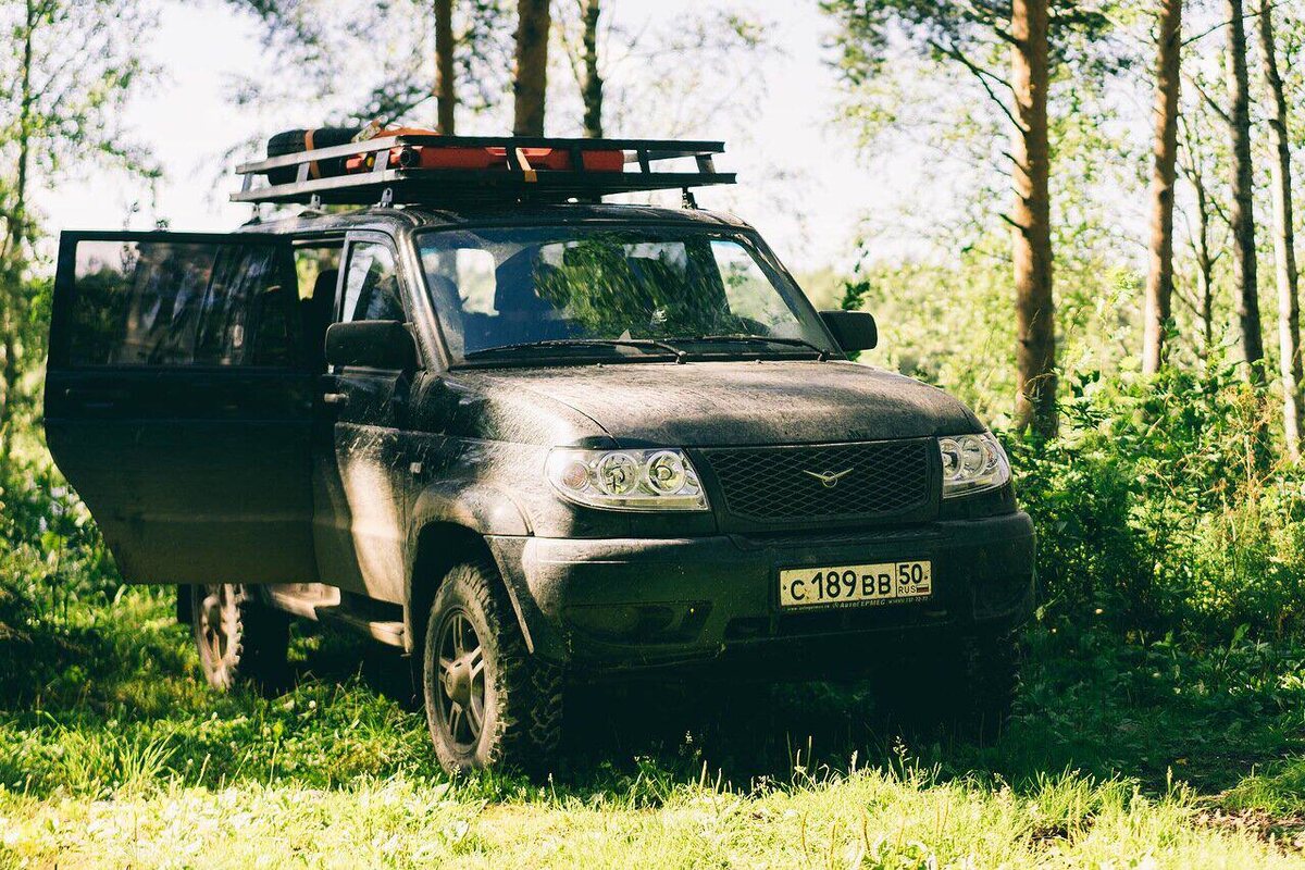 Второй. Спальник в багажнике, корзина на крыше, идеальный формат колес для полутрассового путешествия.
