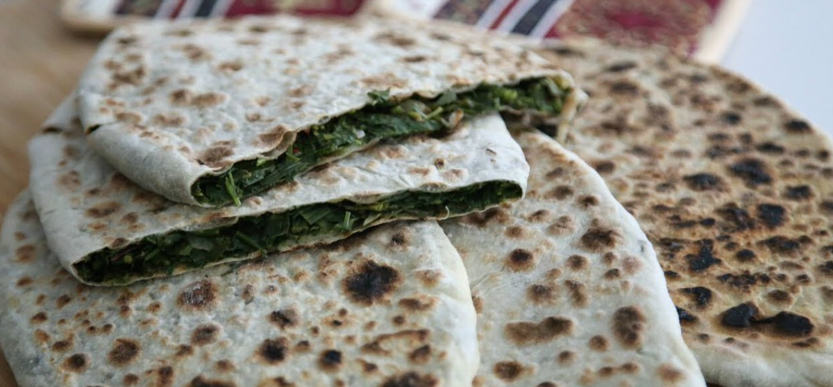 Лепёшки с начинкой из свежей зелени - кулинарное наследие армянской кухни. Готовят блюдо из пресного теста, которое раскатывают так, что оно становится похоже на лист бумаги.