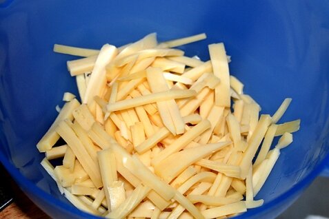 Нарезать соломкой сыр. 