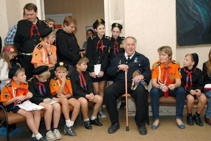 В.П. Крапивин с каравелловцами. Фото из открытого источника