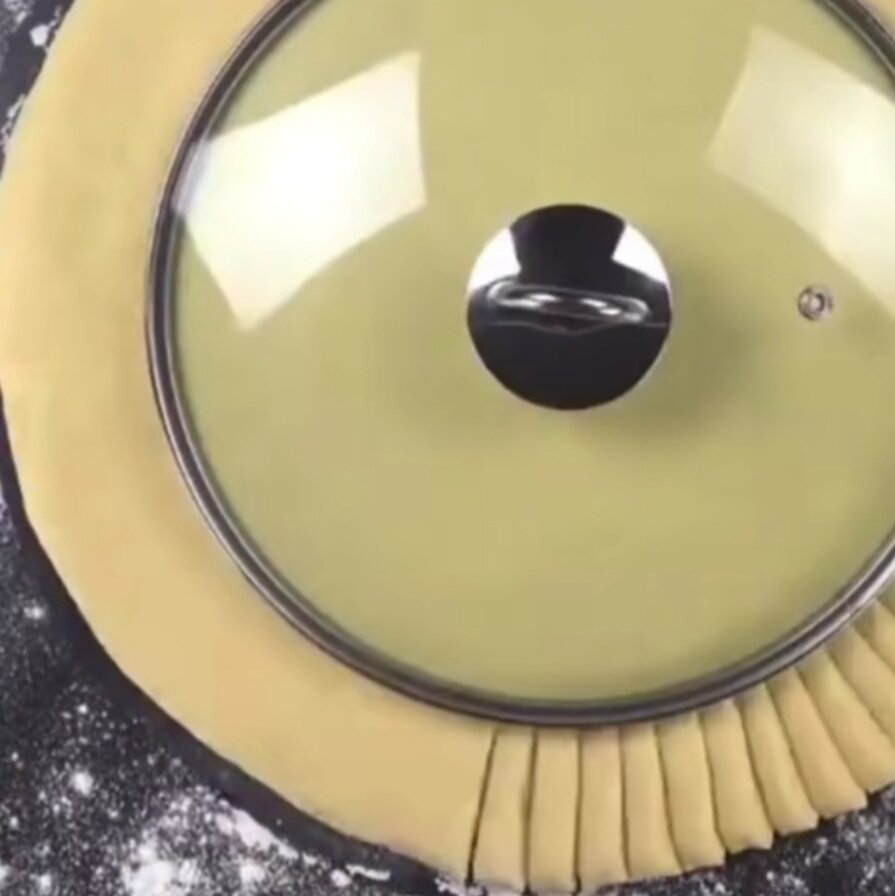 Тесто по краям режем на полоски.